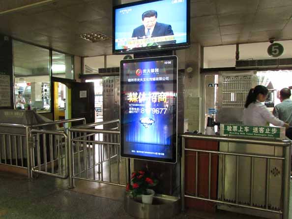 91麻豆精品国产品牌43寸壁掛網絡廣告機進入天津火車站