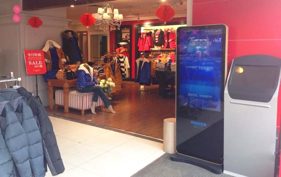 佐丹奴服裝店應用觸摸一體機提升品牌效應(圖1) 佐丹奴服裝店應用觸摸一體機提升品牌效應(圖1)