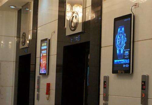 小區電梯口廣告機年收入超百萬