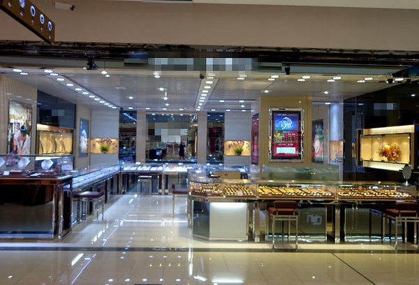 91麻豆精品国产科技液晶廣告屏應用連鎖珠寶店提升品牌效益